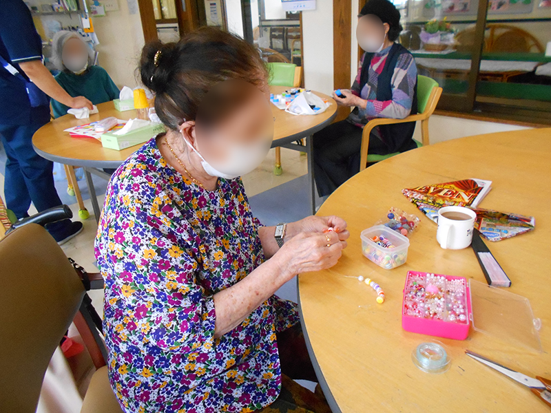 活動・リハビリの様子（ビーズ手芸）