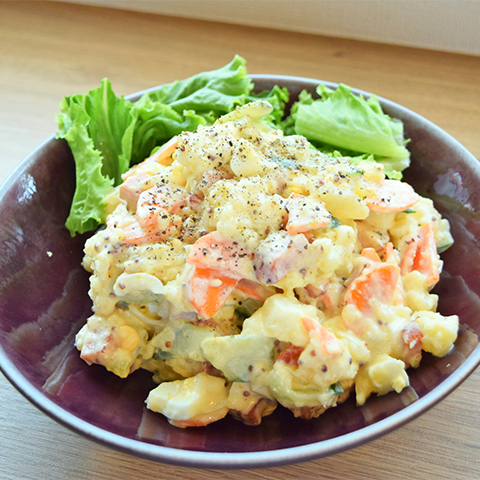 ベーコンと粒マスタードで仕上げたポテトサラダ