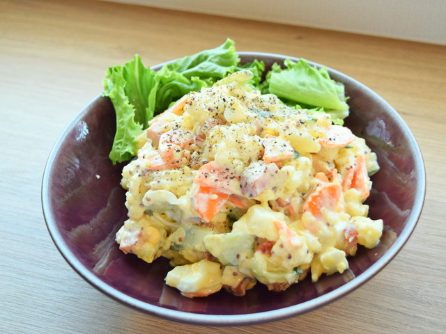 ベーコンと粒マスタードで仕上げたポテトサラダ	