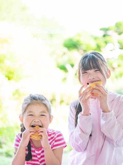 お菓子を食べる女の子