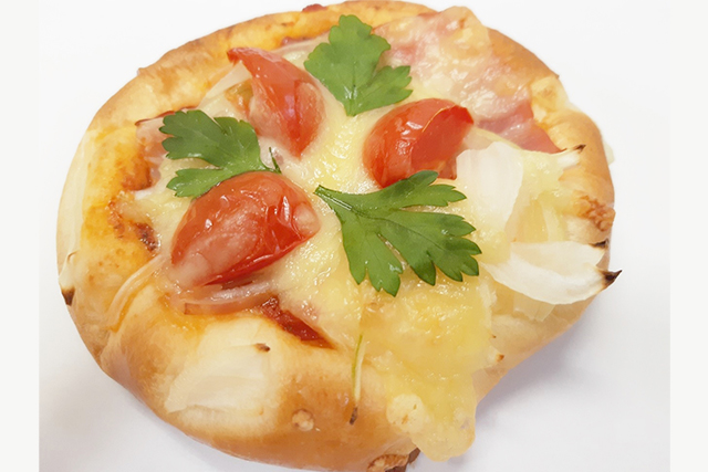 ベーコンとトマトのピザ