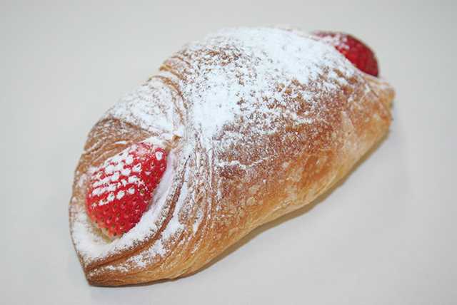 いちごのクリームホーン