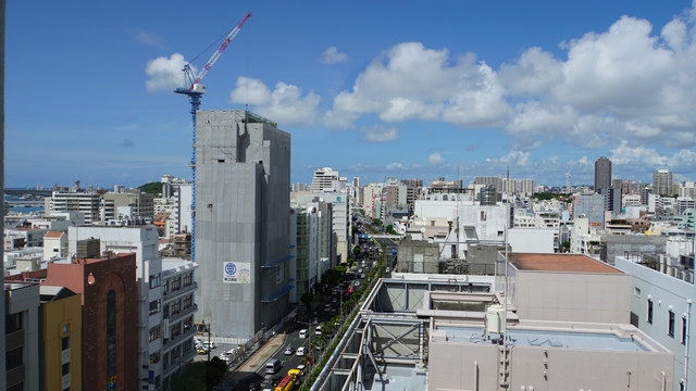 都市部で建設中の高層ビルの画像。