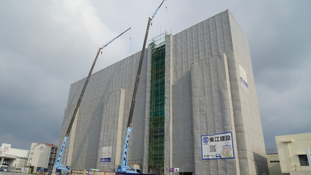 大規模な建設現場の様子。