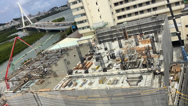 橋の近くにある建設現場の様子。