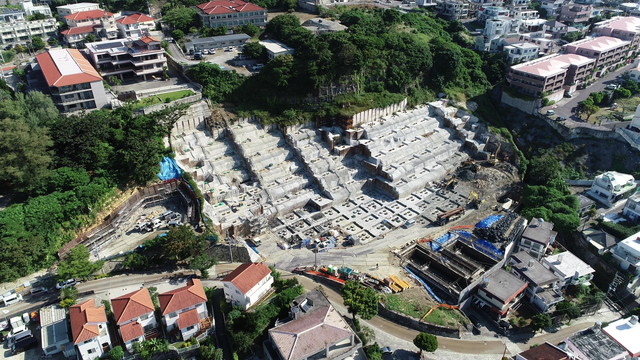 住宅地の近くで行われている斜面の造成工事の様子。