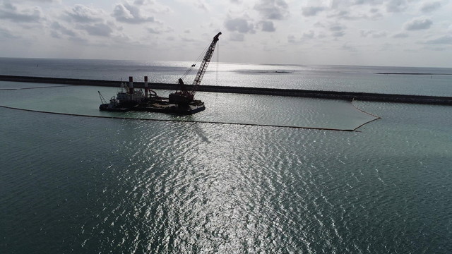海上でのクレーン作業の様子
