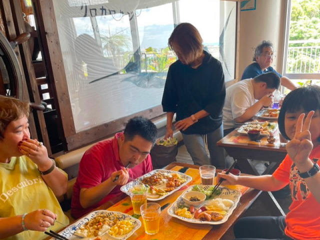 沖縄こどもの国に行った後に、ランチバイキング