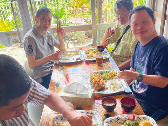 沖縄こどもの国に行った後に、ランチバイキング