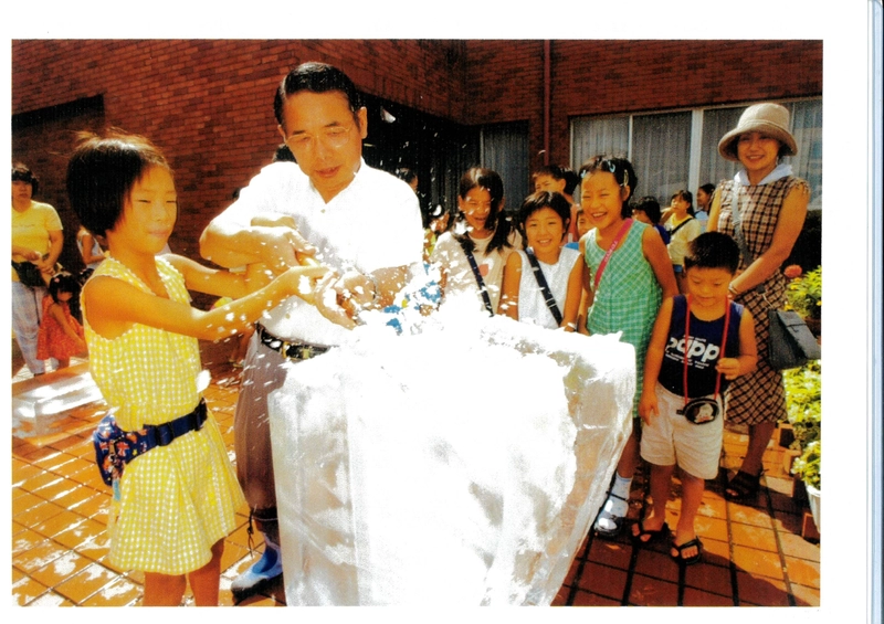 氷彫刻の体験（子どもたちと氷を彫る様子）