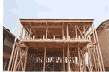 建設中の木造住宅の画像