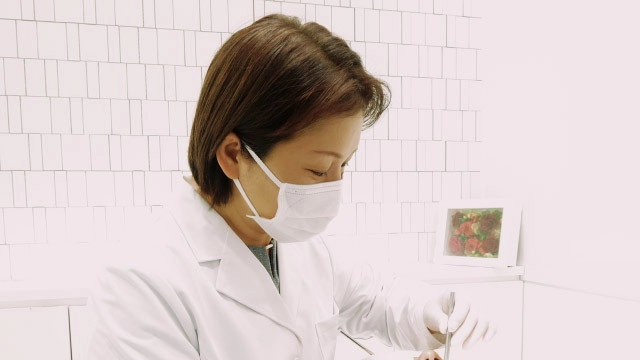 白衣を着た女性