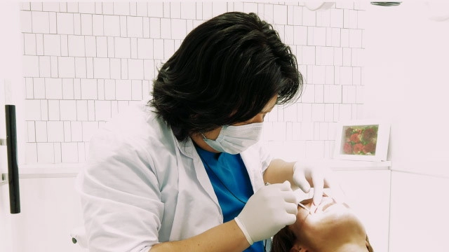 治療をおこなう歯科医師