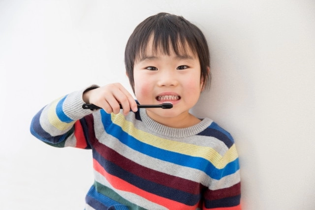 歯磨きをするこども