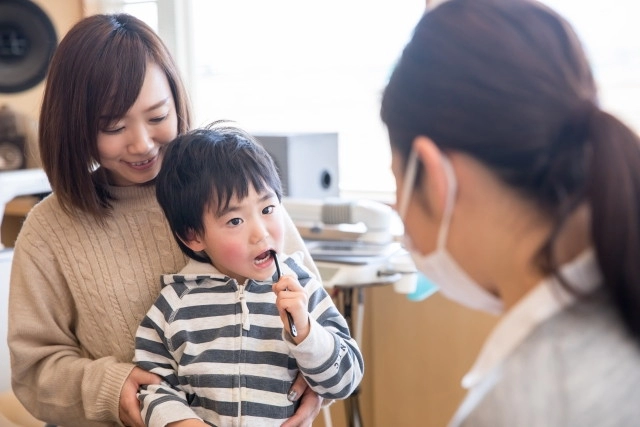 歯磨きをするこども