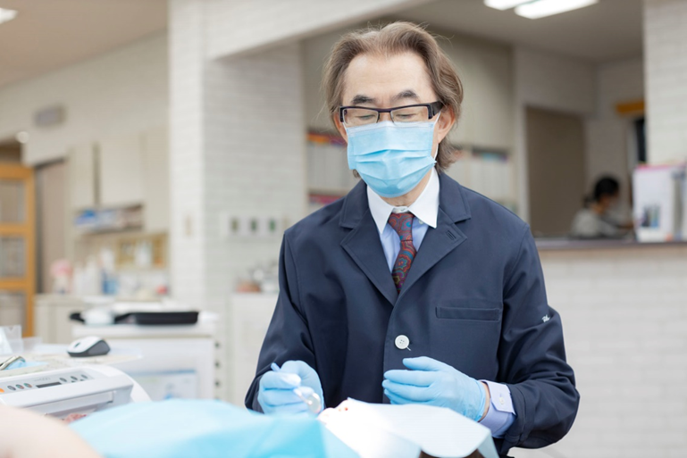 伏島歯科医院の院長による診療風景