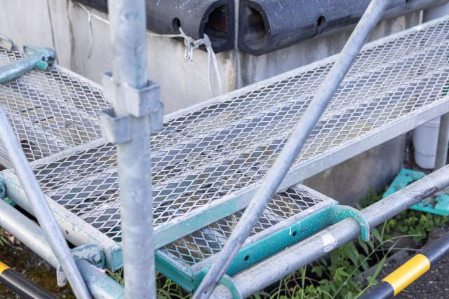 養生や足場、防犯パネルの設置