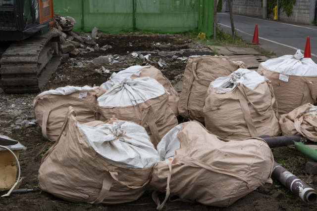 解体工事着工・廃棄物の搬出