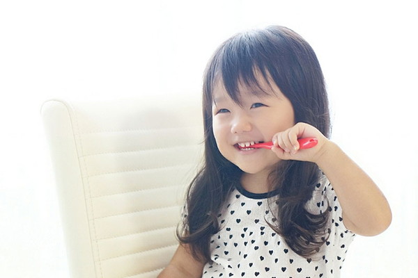 歯を磨く子ども