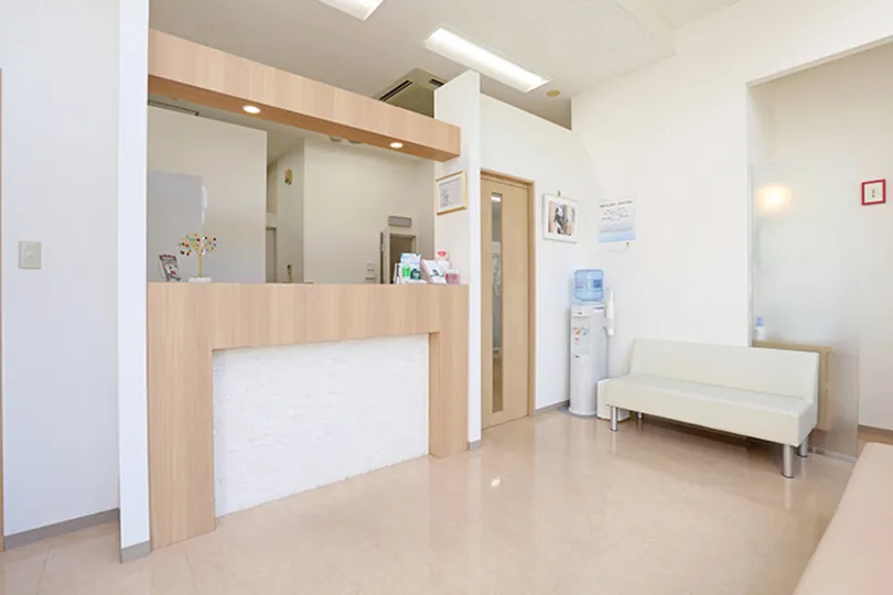 診察室で患者様と話す院長