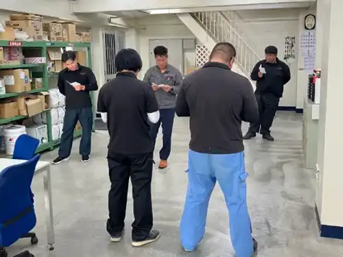 事務所での打ち合わせの様子