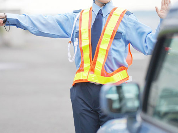車両の案内を行う警備員
