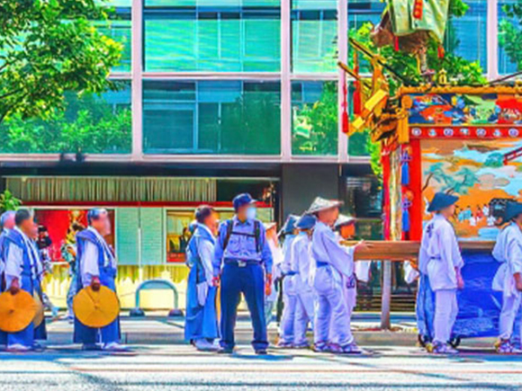 建設現場で整列する複数の警備員