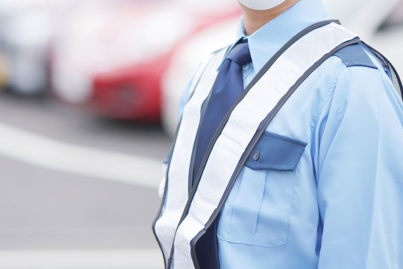 駐車場で警備業務をする警備員