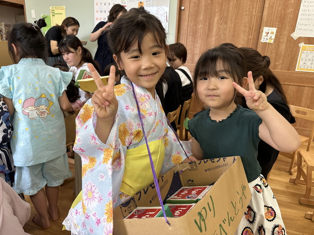 友だちと仲良く遊ぶ子ど