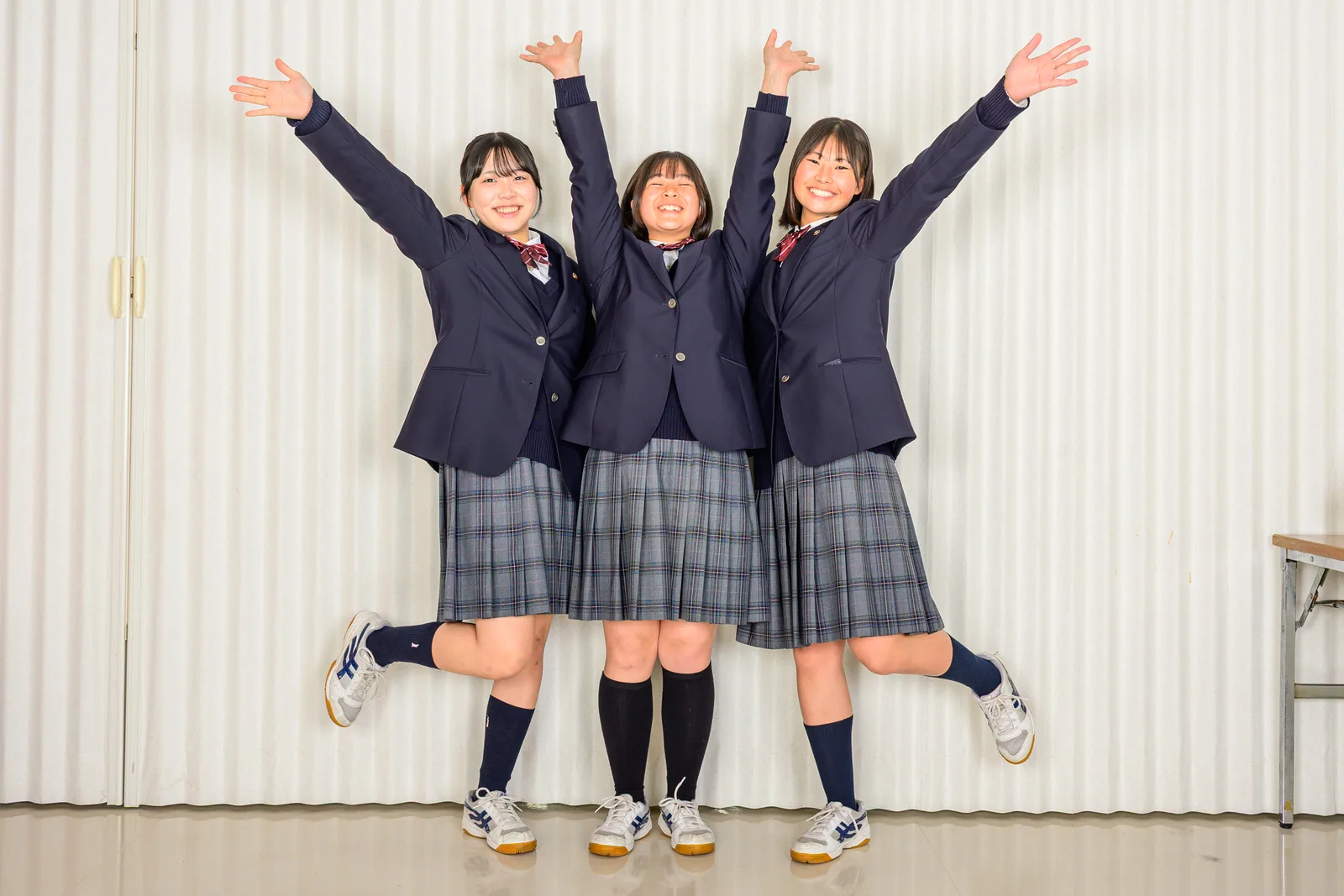仲間と学校生活を楽しむ生徒たち