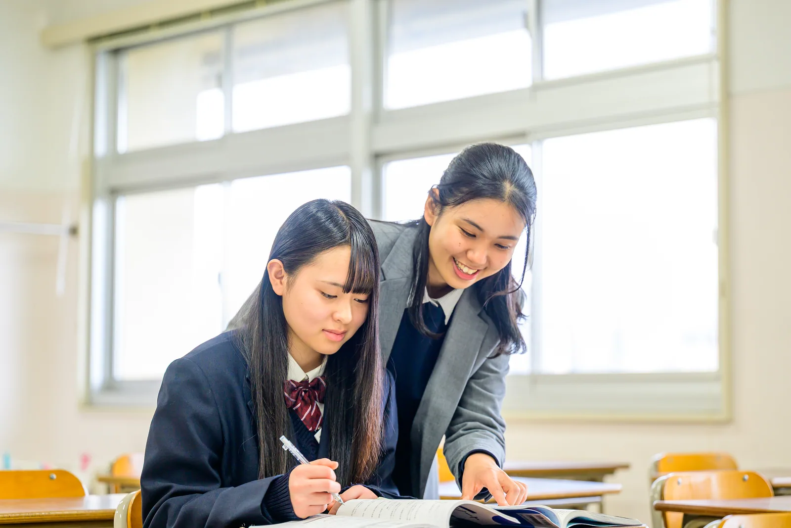 先生と一緒に学習に取り組む生徒