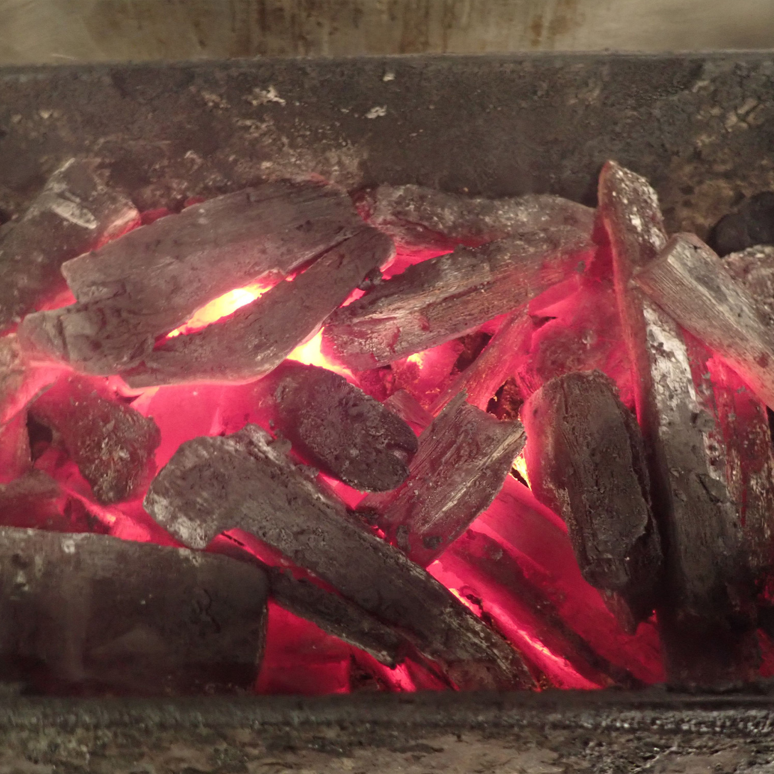 無形民俗文化財に登録された宇納間備長炭を使用