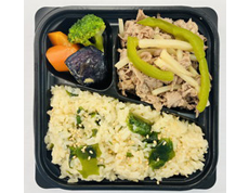 鶏だしわかめごはんとチンジャオロース風炒め弁当