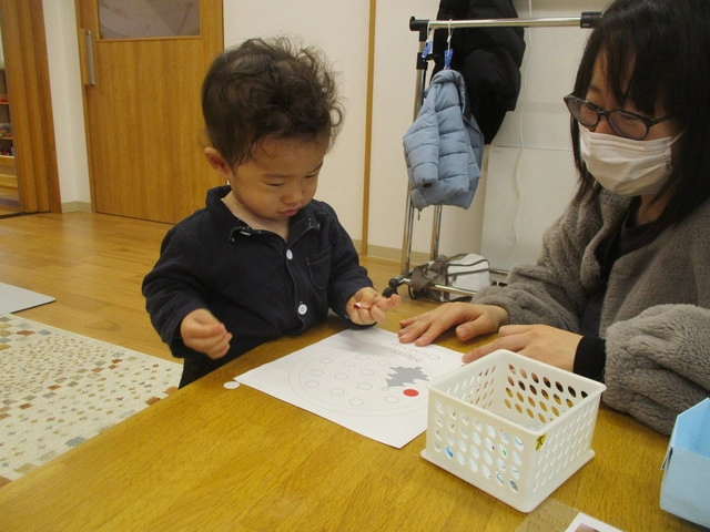 <12月>シール貼り <12月>シール貼り