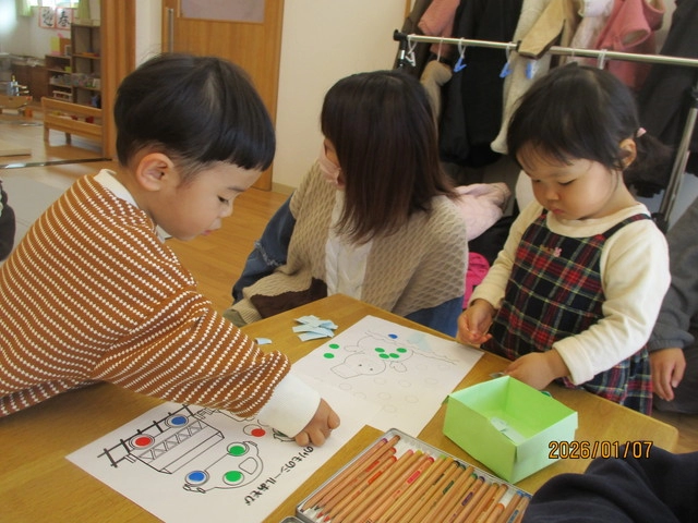 <1月>シール貼り&ぬり絵 <1月>シール貼り&ぬり絵