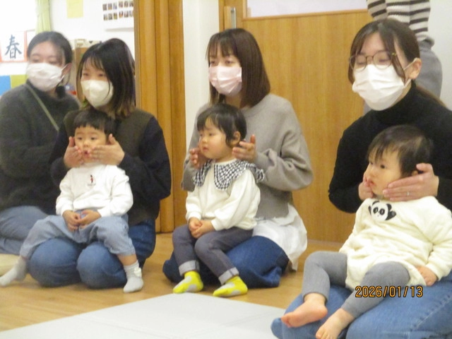 <1月>身体測定&ふれあい遊び <1月>身体測定&ふれあい遊び