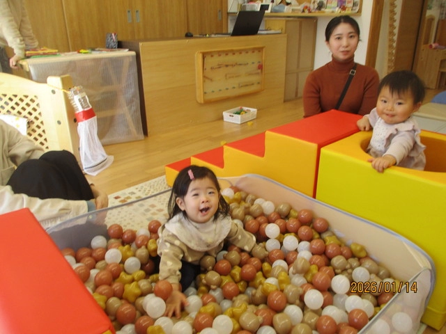 <1月>ボールプールで遊ぼう <1月>ボールプールで遊ぼう