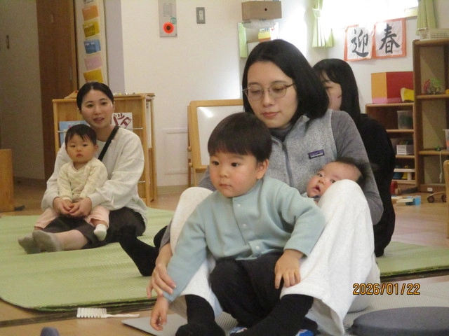<1月>親子でふれあい体操 <1月>親子でふれあい体操