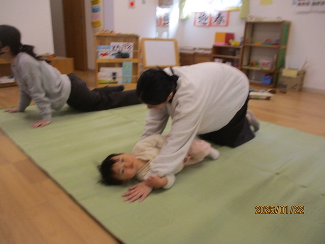 <1月>親子でふれあい体操 <1月>親子でふれあい体操