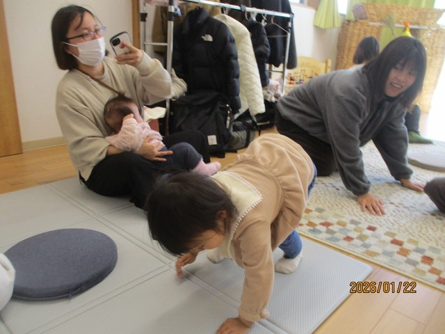 <1月>親子でふれあい体操 <1月>親子でふれあい体操