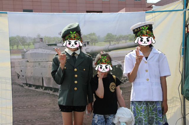 陸・海・空 自衛隊制服の試着で記念撮影