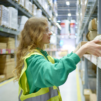 荷物を棚から取り出す人