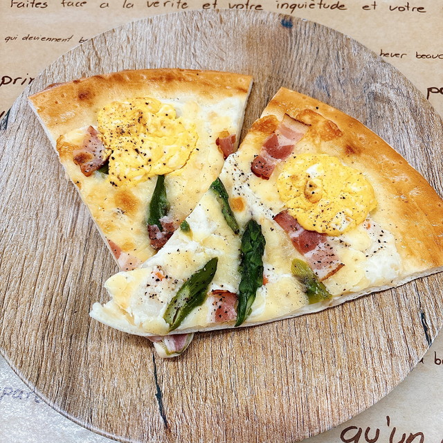 アスパラベーコンエッグピザ