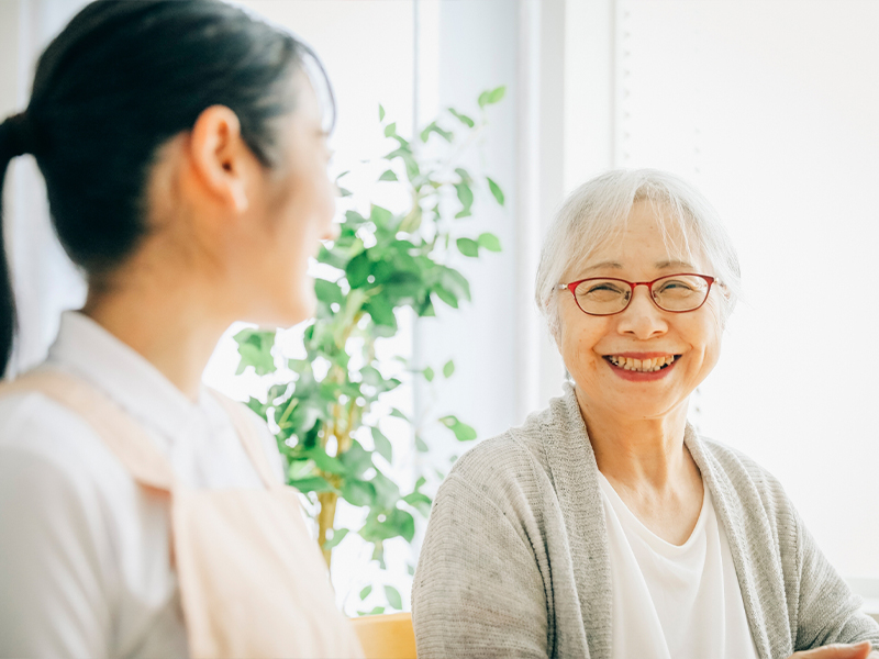 那覇市デイサービス那覇市老人ホーム デイサービスを受ける女性の笑顔