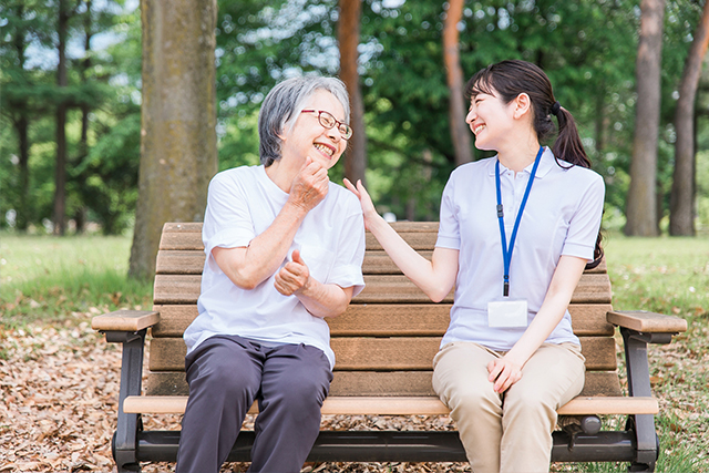 那覇市デイサービス那覇市老人ホーム 女性スタッフと施設利用者の笑顔