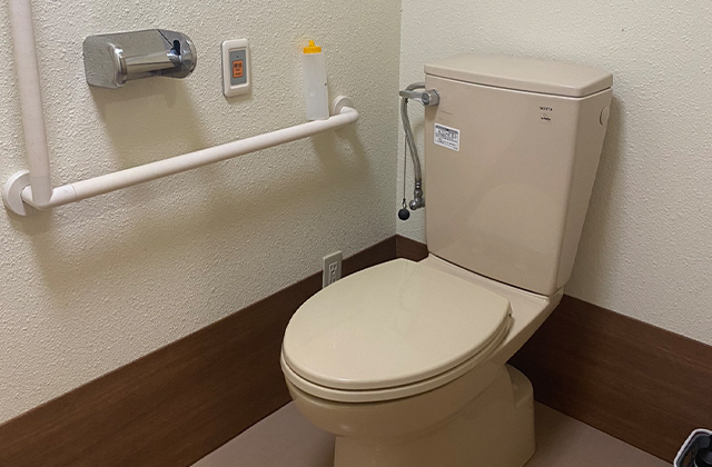 那覇市デイサービス那覇市老人ホーム 個室のトイレの写真　手すりがついて、足元も安全