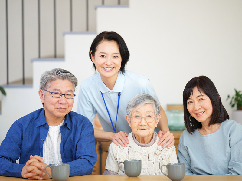 那覇市デイサービス那覇市老人ホーム スタッフと家族団欒
