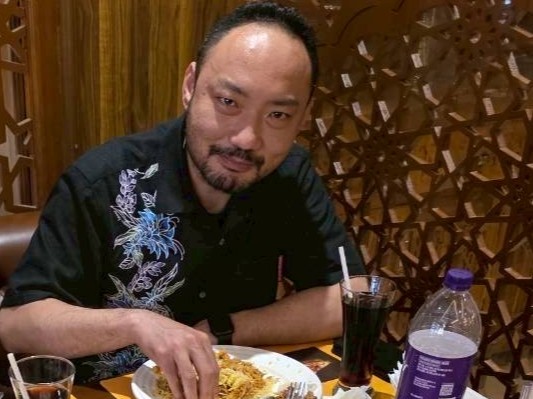 インドのビリヤニ聖地ハイデラバードでビリヤニを食べている店主