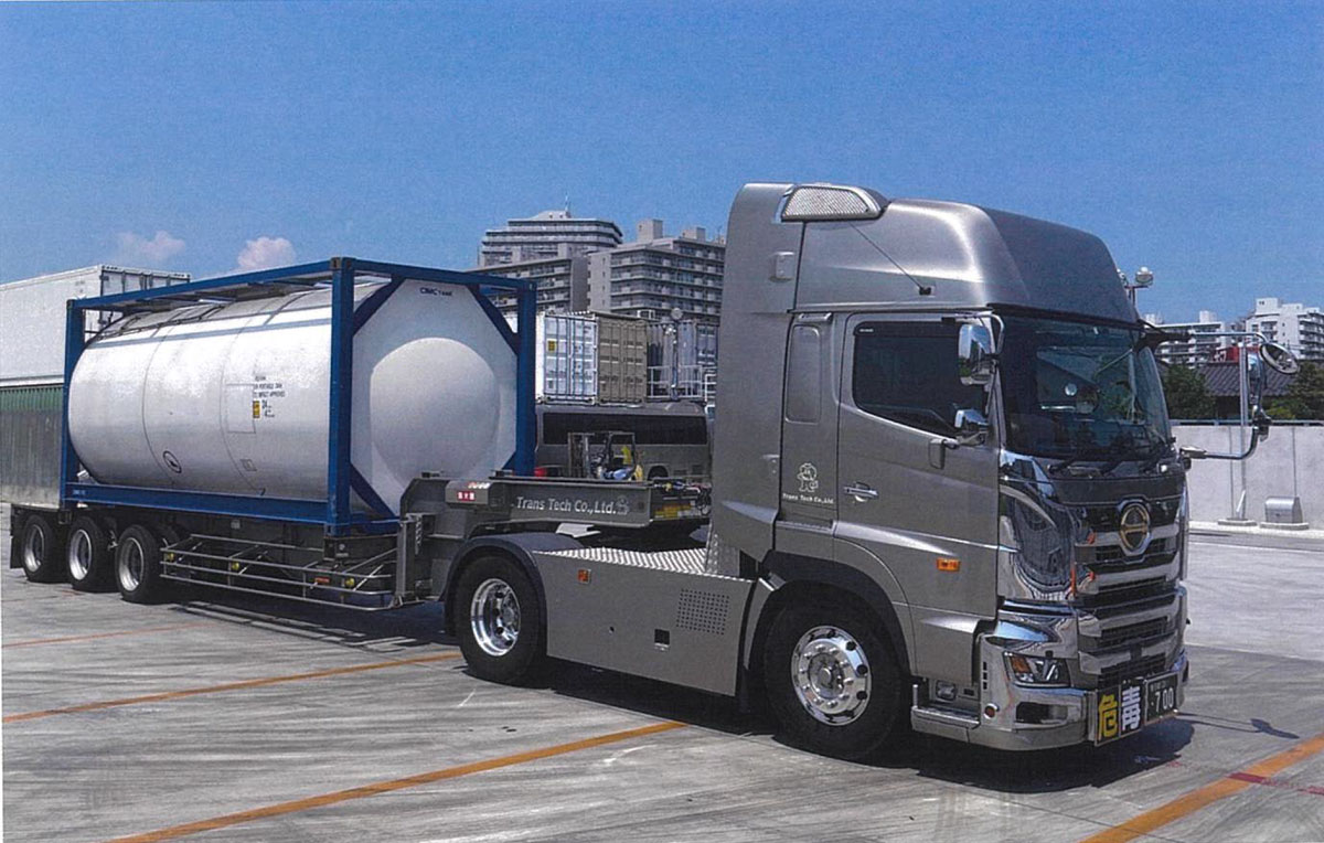 特注の低床トレーラーが実現した低重心、そして低い荷台高がもたらす格段に低いコンテナ全高