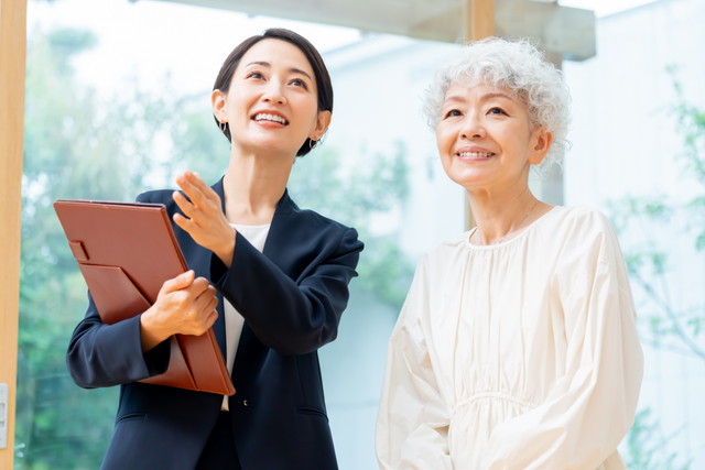 ビジネスウーマンが高齢の女性に施設や住環境を案内している様子